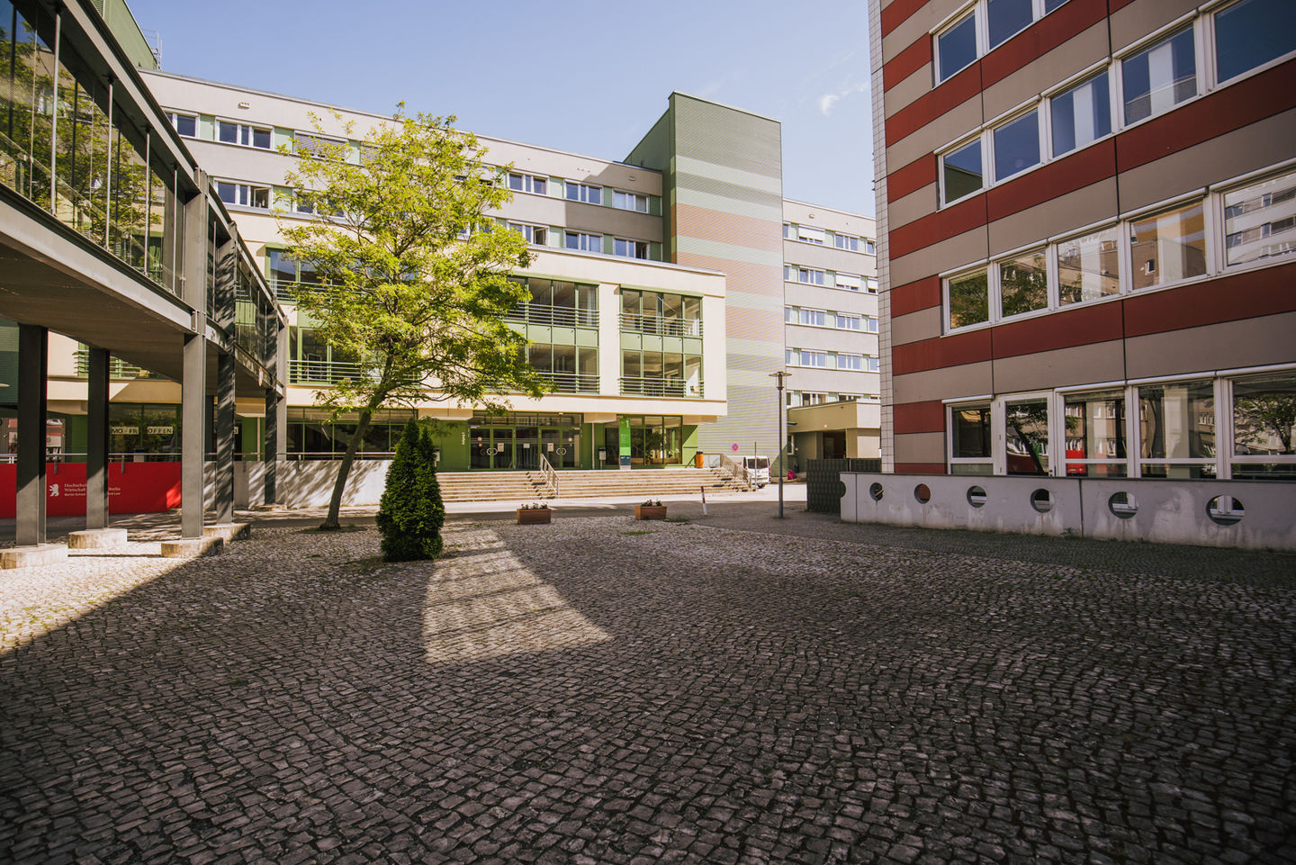 Studying at the Campus Lichtenberg of the HWR Berlin: The square between house 6A (left), house 1 (in front) and house 6B (right). Photo: Oana Popa-Costea